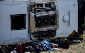 Razbacana odjeća, dijelovi autobusa po livadi: Prve slike s mjesta nesreće  